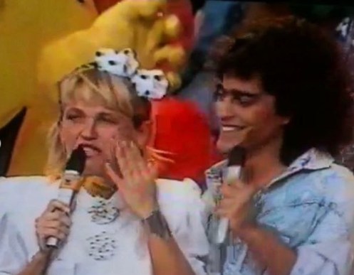 Apresentadora completa 56 anos e ganha parabéns de Junno e Sasha