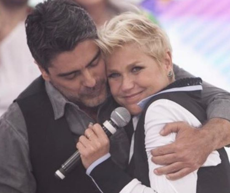 Apresentadora completa 56 anos e ganha parabéns de Junno e Sasha