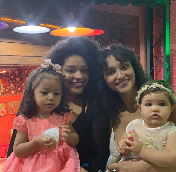 Atriz se reuniu com outras mamães para comemorar o primeiro ano da filha de Débora Nascimento com José Loreto