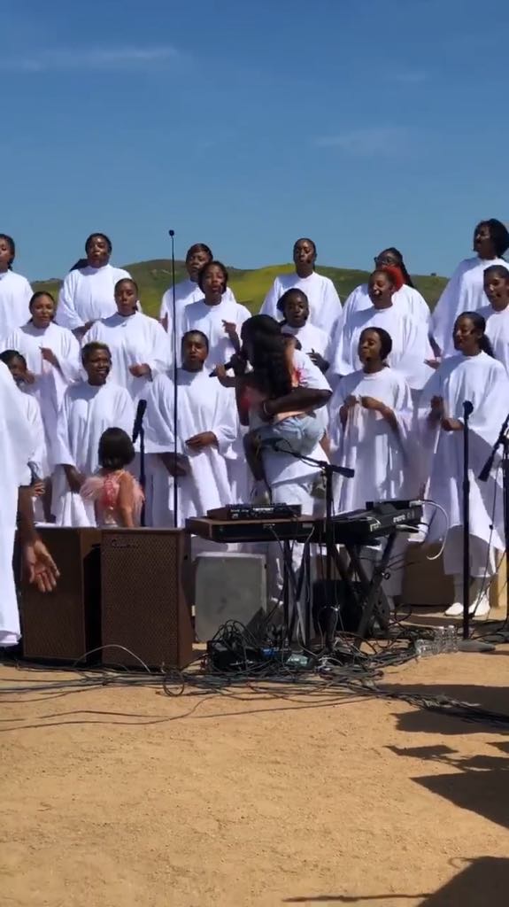 A filha do rapper com Kim Kardashian roubou a cena ao participar animadamente do culto musical de domingo. Ela tentou roubar o microfone do pai para continuar cantando