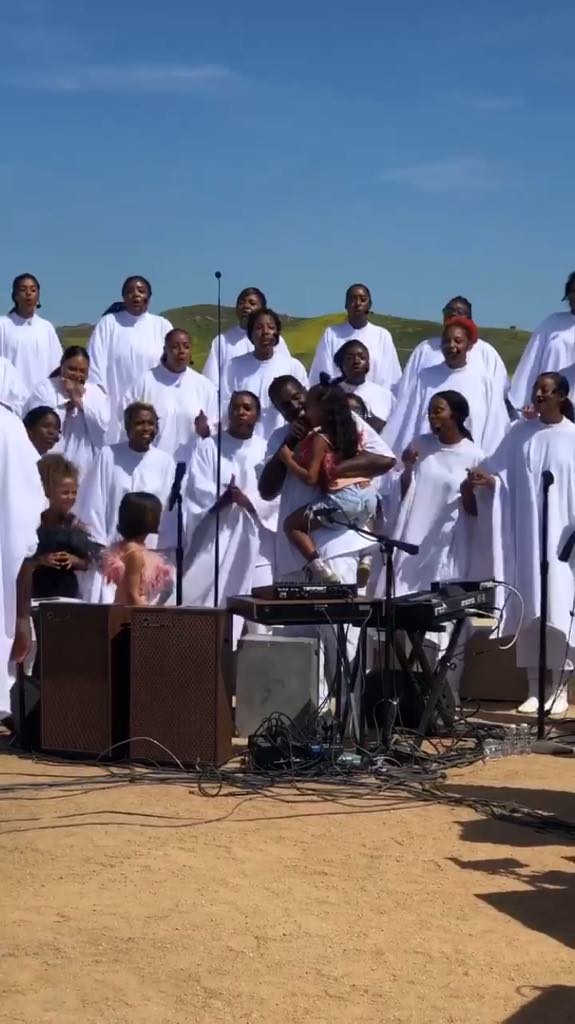 A filha do rapper com Kim Kardashian roubou a cena ao participar animadamente do culto musical de domingo. Ela tentou roubar o microfone do pai para continuar cantando