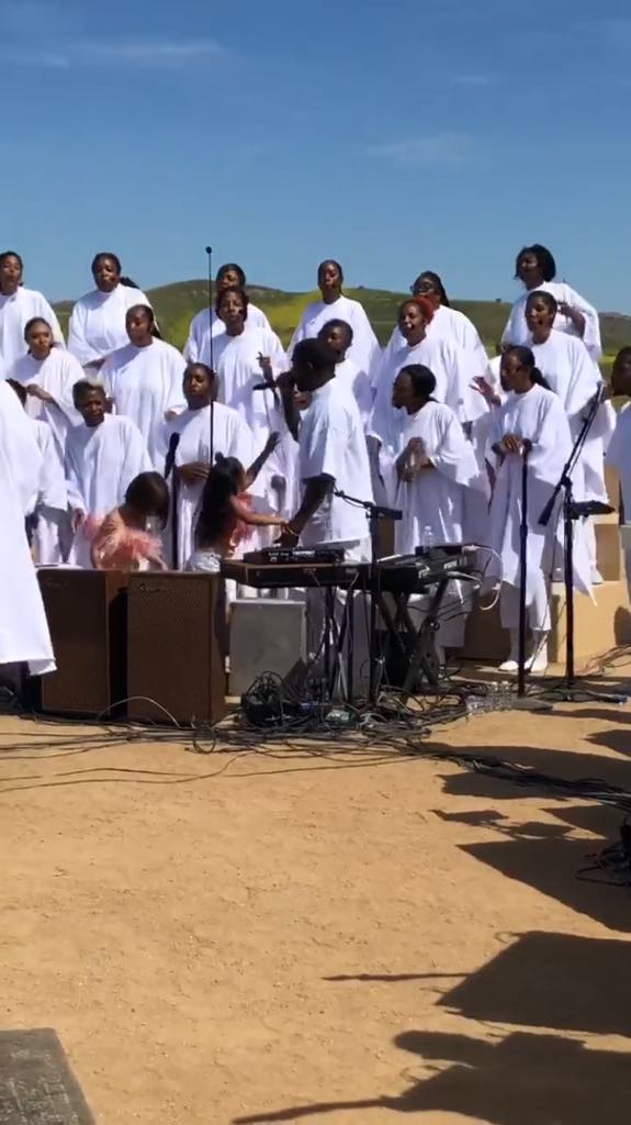 A filha do rapper com Kim Kardashian roubou a cena ao participar animadamente do culto musical de domingo. Ela tentou roubar o microfone do pai para continuar cantando