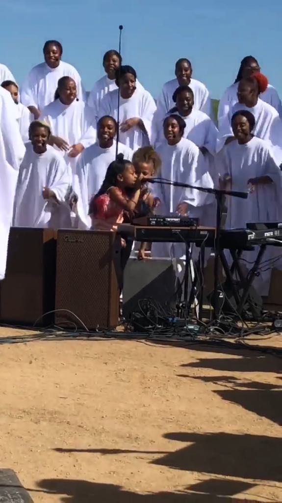 A filha do rapper com Kim Kardashian roubou a cena ao participar animadamente do culto musical de domingo. Ela tentou roubar o microfone do pai para continuar cantando