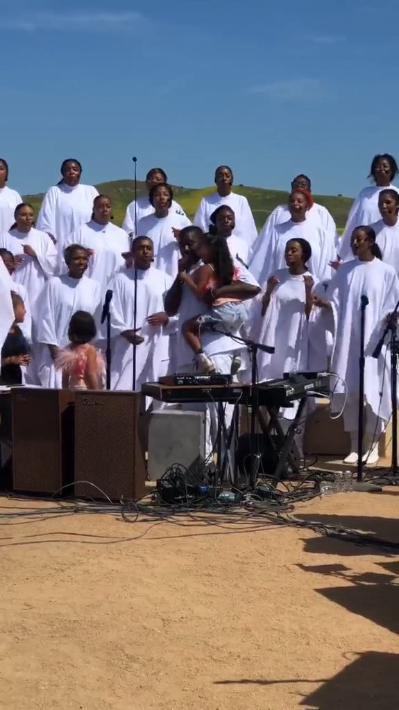 A filha do rapper com Kim Kardashian roubou a cena ao participar animadamente do culto musical de domingo. Ela tentou roubar o microfone do pai para continuar cantando