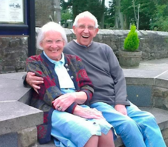 Os ingleses Jim e Irene comemoram casamento na mesma igreja 75 anos após o primeiro 'sim'