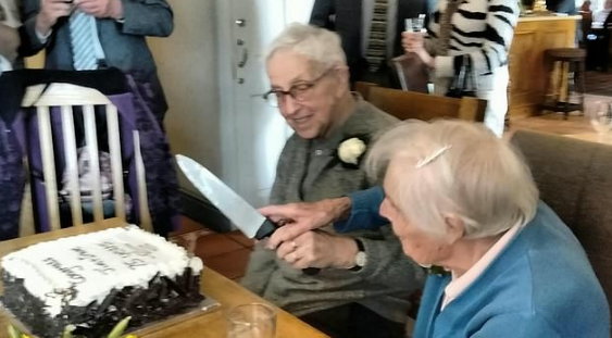 Os ingleses Jim e Irene comemoram casamento na mesma igreja 75 anos após o primeiro 'sim'
