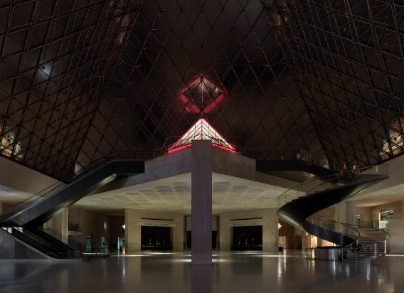 Airbnb sorteia noite para hóspedes dormirem na pirâmide de vidro do Louvre
