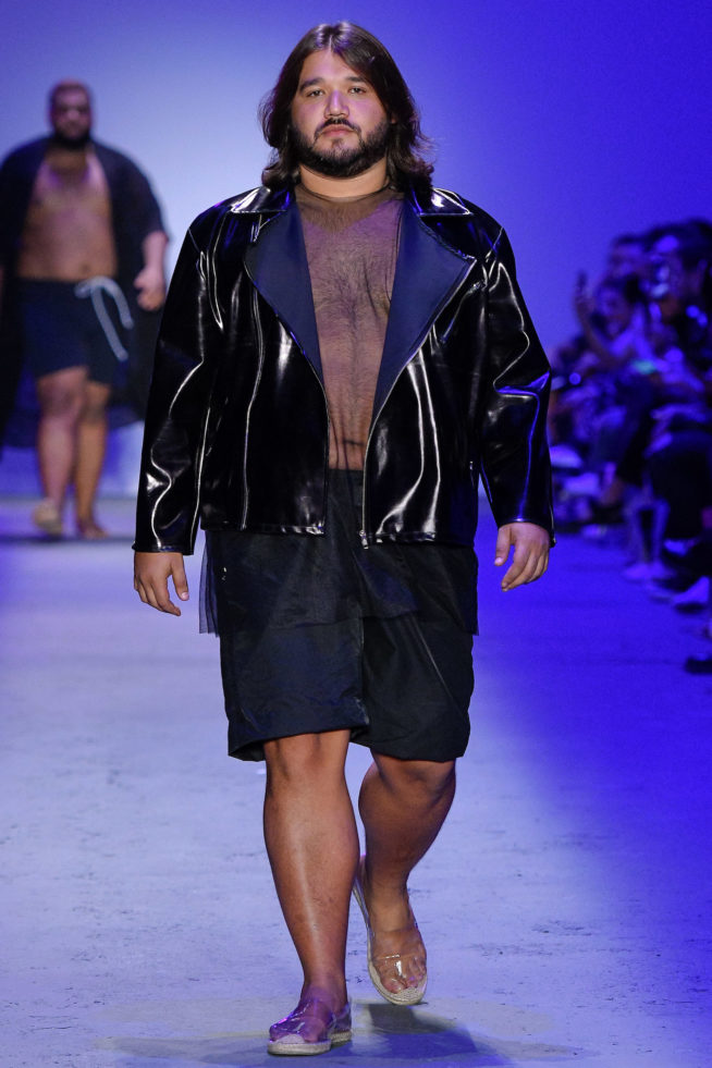 Grife de moda praia reúne famosos na passarela