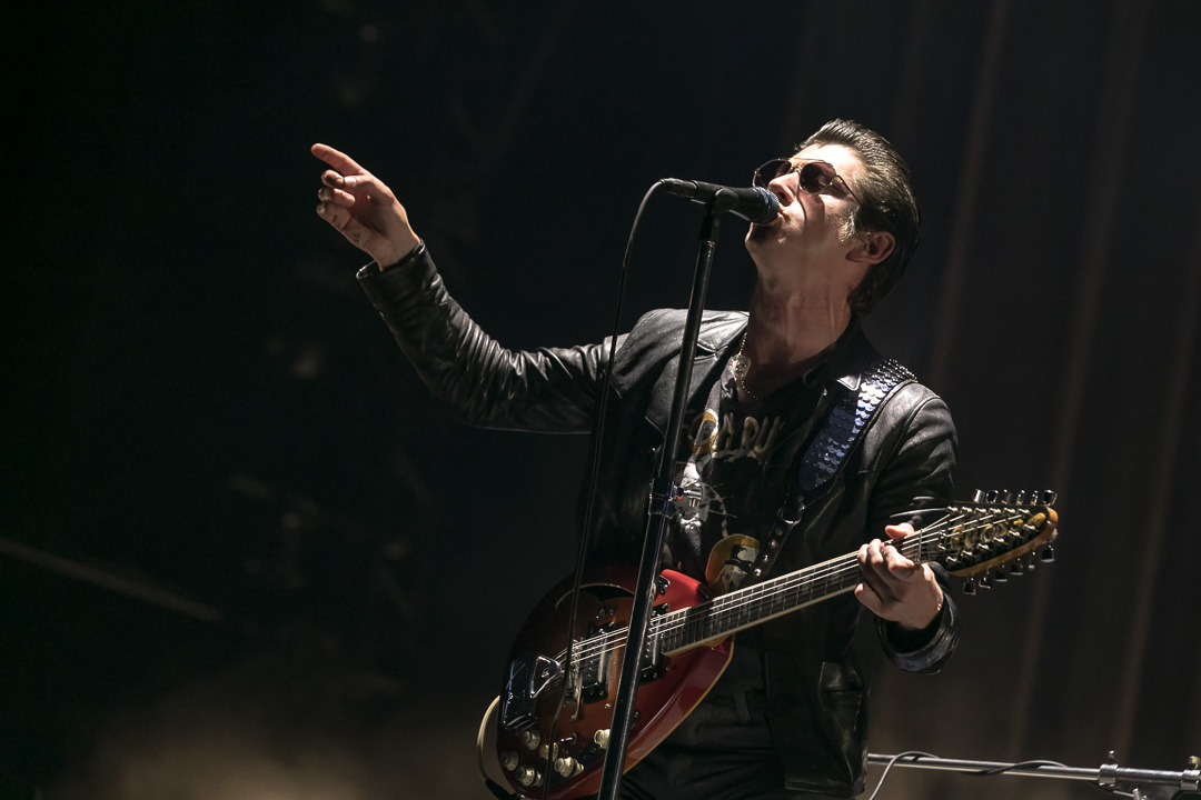 Público pira com Arctic Monkeys, mas cede ao cansaço no meio do show