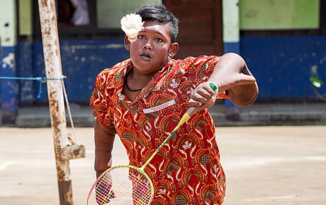 Atualmente ele nada, joga futebol e badminton