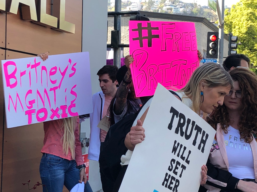 Fãs fazem protesto contra internação de Britney Spears; entenda o caso
