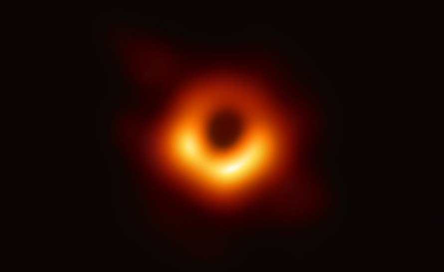 Imagem de um buraco negro no universo é vista pela primeira vez