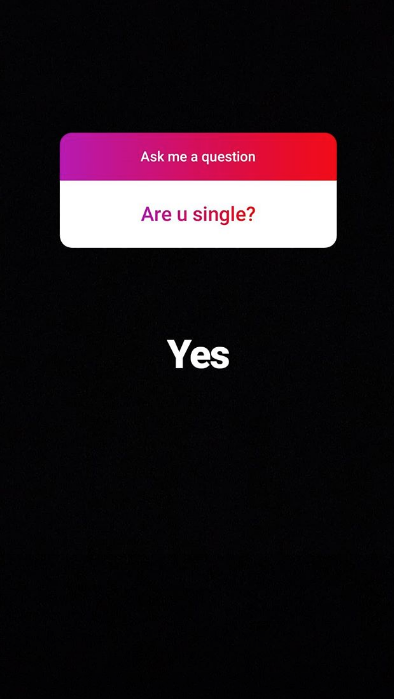 Anitta respondeu que é solteira, em inglês