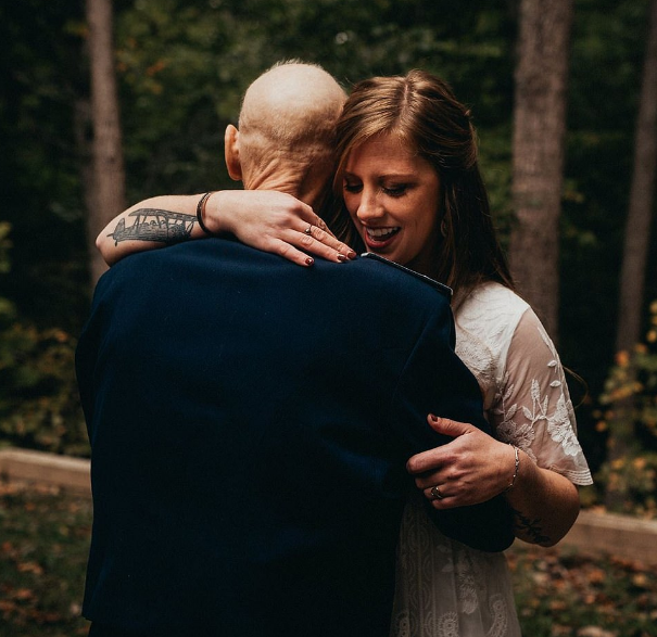 Filha abre mão do ensaio de casamento para posar com o pai que estava em seus últimos dias lutando contra o câncer