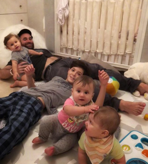 Casal teve quatro filhos em 13 meses; já tinha um filho mais velho, de 12 anos