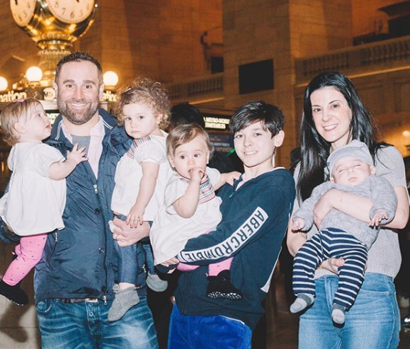 Casal teve quatro filhos em 13 meses; já tinha um filho mais velho, de 12 anos