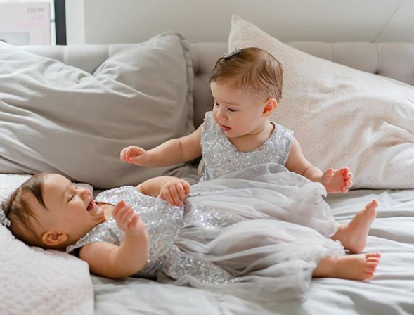 Casal teve quatro filhos em 13 meses; já tinha um filho mais velho, de 12 anos
