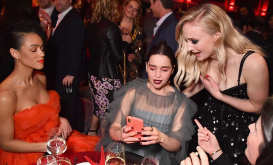 Elenco da série se reúne em festa de lançamento da última temporada