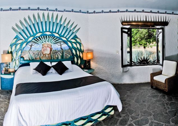 Em hotel mexicano, quartos são barris espalhados por campo e bebida é liberada
