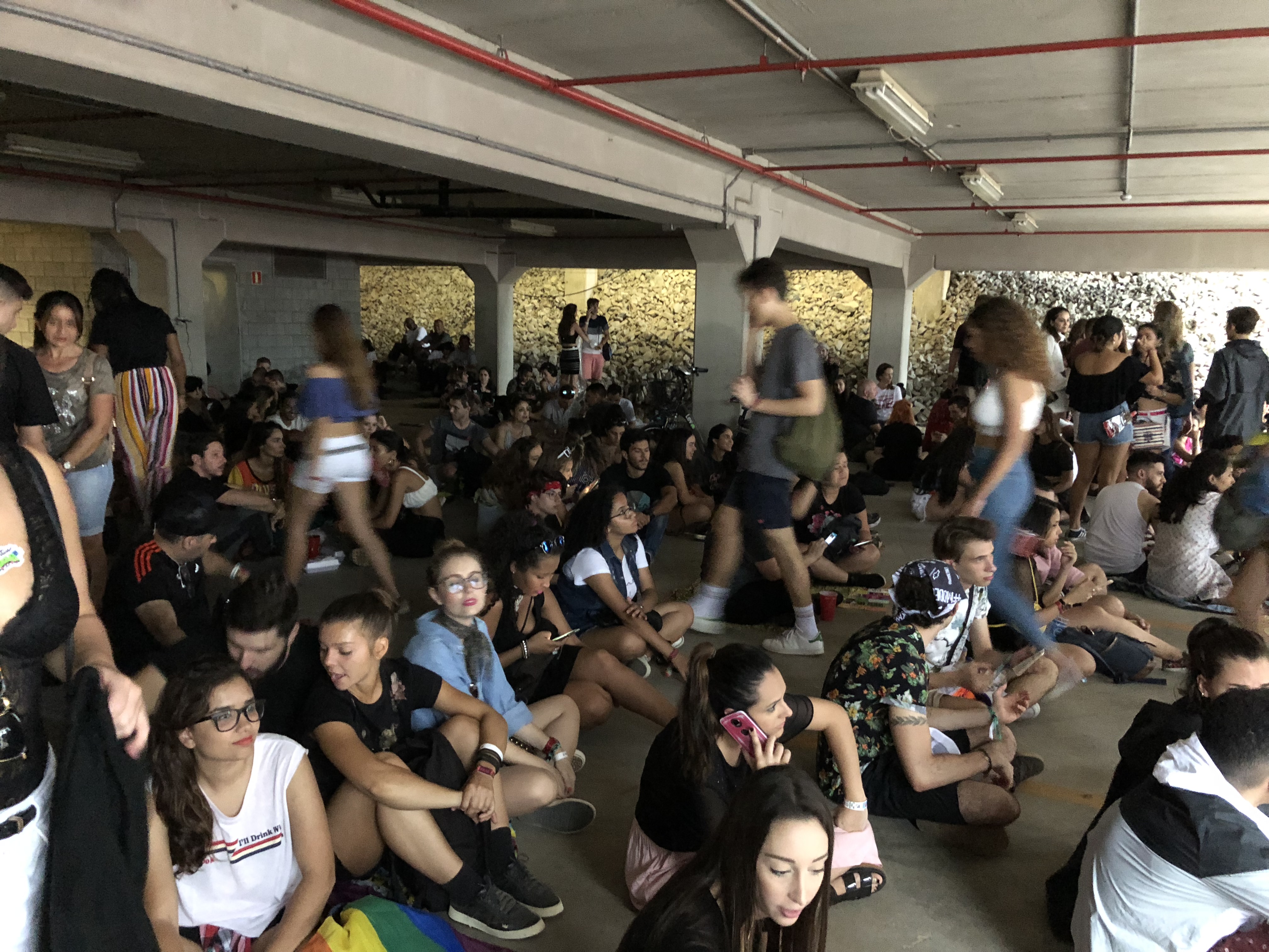 Público procura abrigo após Lollapalooza 2019 ser interrompido
