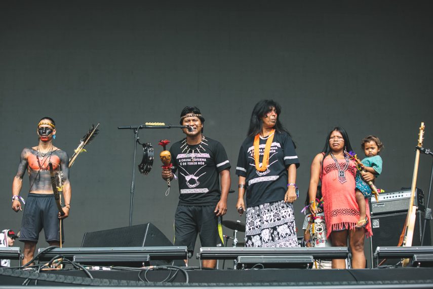 Grupo afirmou que índios estão sendo assassinados e protestaram por demarcação das terras indígenas