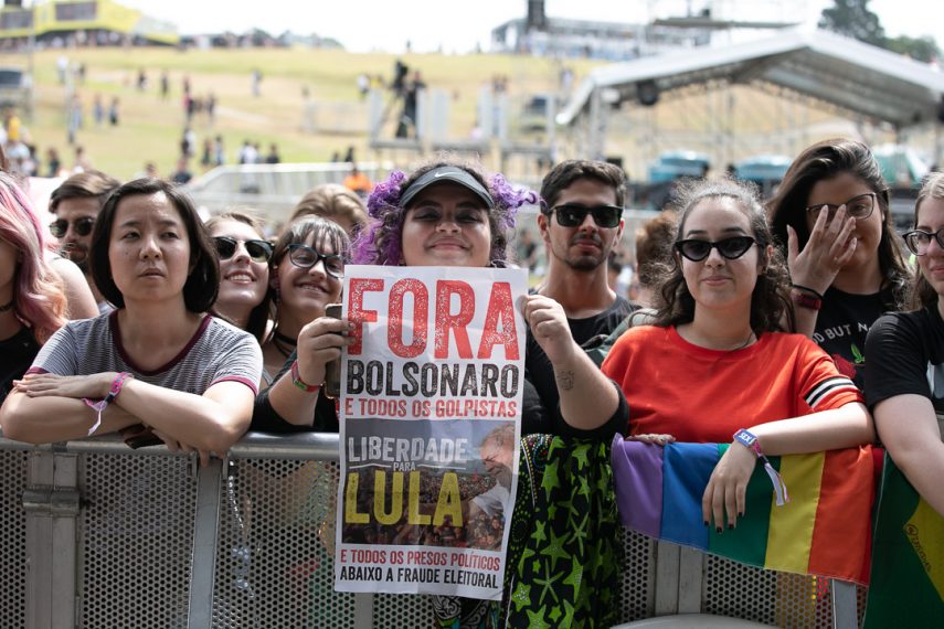 Protestos não ficaram de fora do show