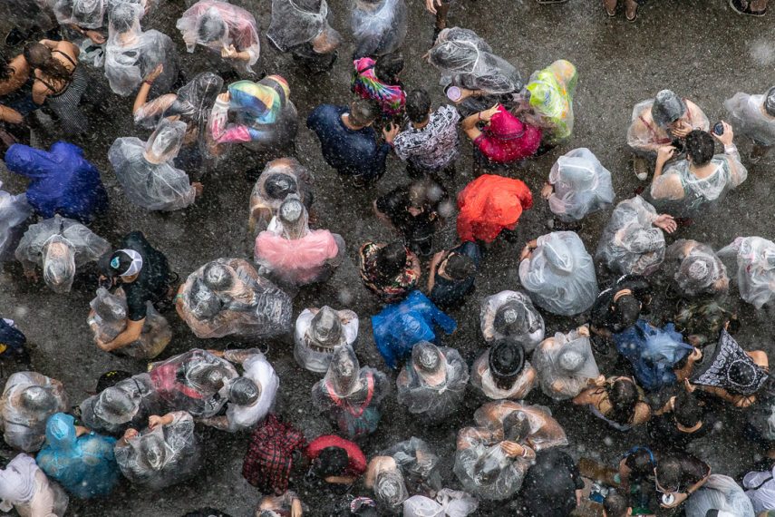 Público tentou encontrar um abrigo durante a chuva