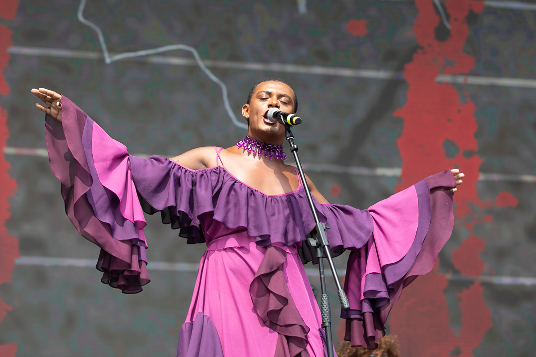 Após frustração em 2018, Liniker chora ao retornar para o Lollapalooza