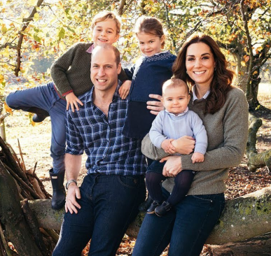 Kate Middleton e príncipe William divulgam fotos no aniversário de um ano do terceiro filho