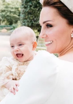 Kate Middleton e príncipe William divulgam fotos no aniversário de um ano do terceiro filho