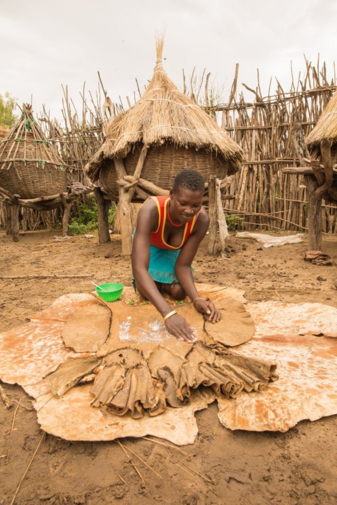 Lepera, Uganda - cria saia de pele de carneiro para usar durante a menstruação