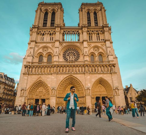 Turistas recordam de momentos na catedral, nesta segunda-feira. Prédio construído em 1164 pega fogo, em Paris