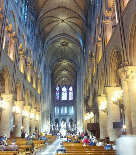 Turistas recordam de momentos na catedral, nesta segunda-feira. Prédio construído em 1164 pega fogo, em Paris
