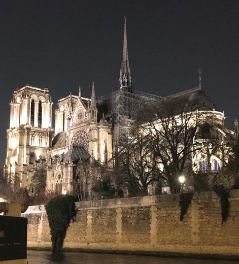 Turistas recordam de momentos na catedral, nesta segunda-feira. Prédio construído em 1164 pega fogo, em Paris