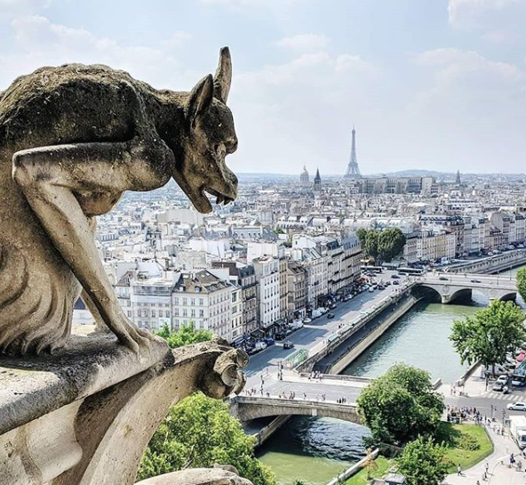 Turistas recordam de momentos na catedral, nesta segunda-feira. Prédio construído em 1164 pega fogo, em Paris