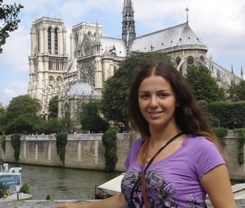 Turistas recordam de momentos na catedral, nesta segunda-feira. Prédio construído em 1164 pega fogo, em Paris