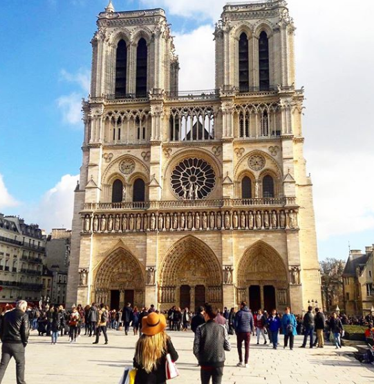 Turistas recordam de momentos na catedral, nesta segunda-feira. Prédio construído em 1164 pega fogo, em Paris