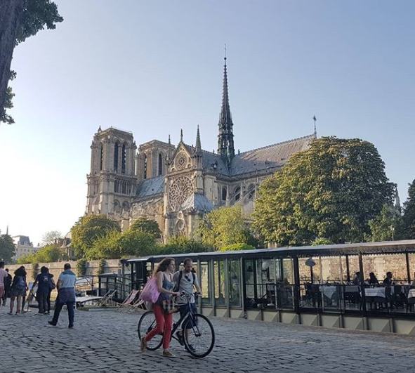 Turistas recordam de momentos na catedral, nesta segunda-feira. Prédio construído em 1164 pega fogo, em Paris