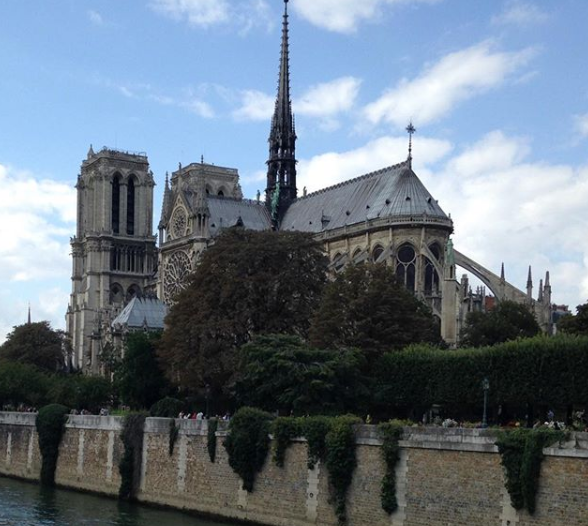 Turistas recordam de momentos na catedral, nesta segunda-feira. Prédio construído em 1164 pega fogo, em Paris