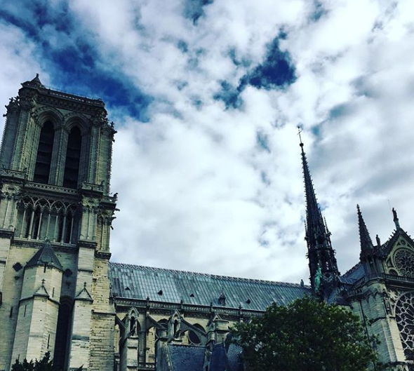Turistas recordam de momentos na catedral, nesta segunda-feira. Prédio construído em 1164 pega fogo, em Paris