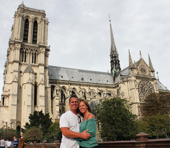 Turistas recordam de momentos na catedral, nesta segunda-feira. Prédio construído em 1164 pega fogo, em Paris