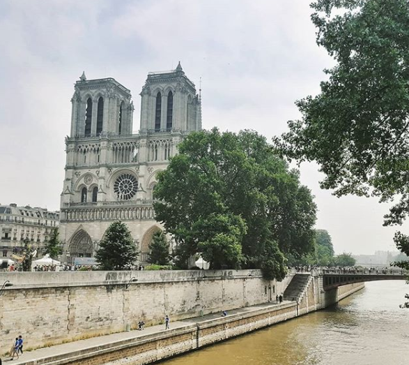 Turistas recordam de momentos na catedral, nesta segunda-feira. Prédio construído em 1164 pega fogo, em Paris