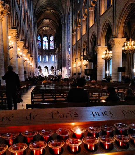 Turistas recordam de momentos na catedral, nesta segunda-feira. Prédio construído em 1164 pega fogo, em Paris