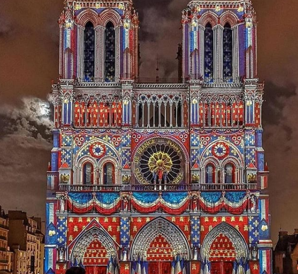 Turistas recordam de momentos na catedral, nesta segunda-feira. Prédio construído em 1164 pega fogo, em Paris