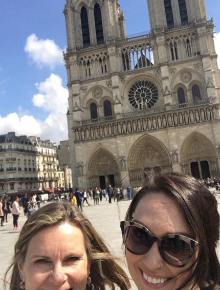 Turistas recordam de momentos na catedral, nesta segunda-feira. Prédio construído em 1164 pega fogo, em Paris
