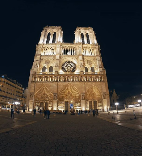 Turistas recordam de momentos na catedral, nesta segunda-feira. Prédio construído em 1164 pega fogo, em Paris