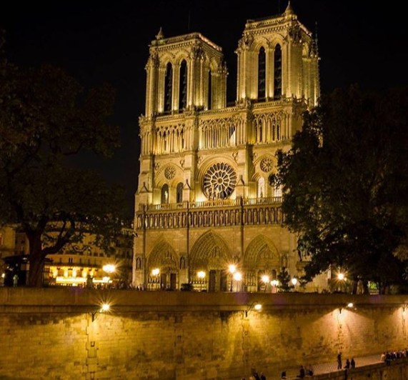 Turistas recordam de momentos na catedral, nesta segunda-feira. Prédio construído em 1164 pega fogo, em Paris