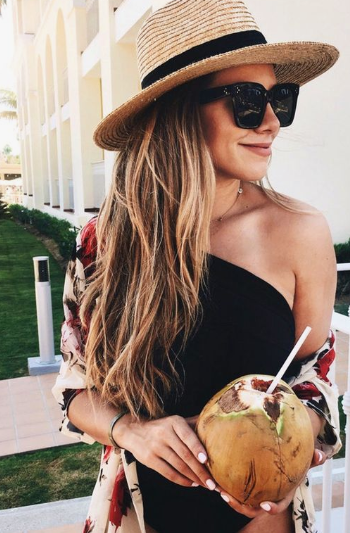 Biquínis e maiôs de um ombro só viram febre entre famosas e bloggers