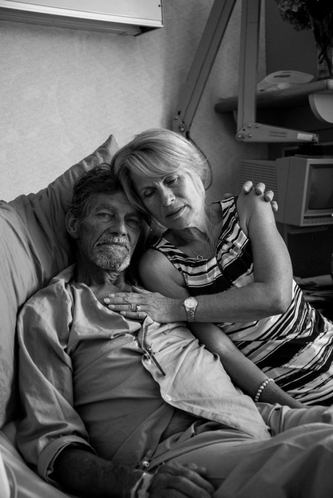 Josh Neufeld fotografou rotina de cuidados do pai após descobrir câncer