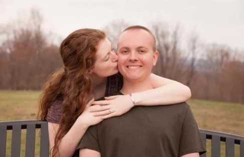 Adolescente de 17 anos pede namorada em casamento após descobrir estar com câncer terminal